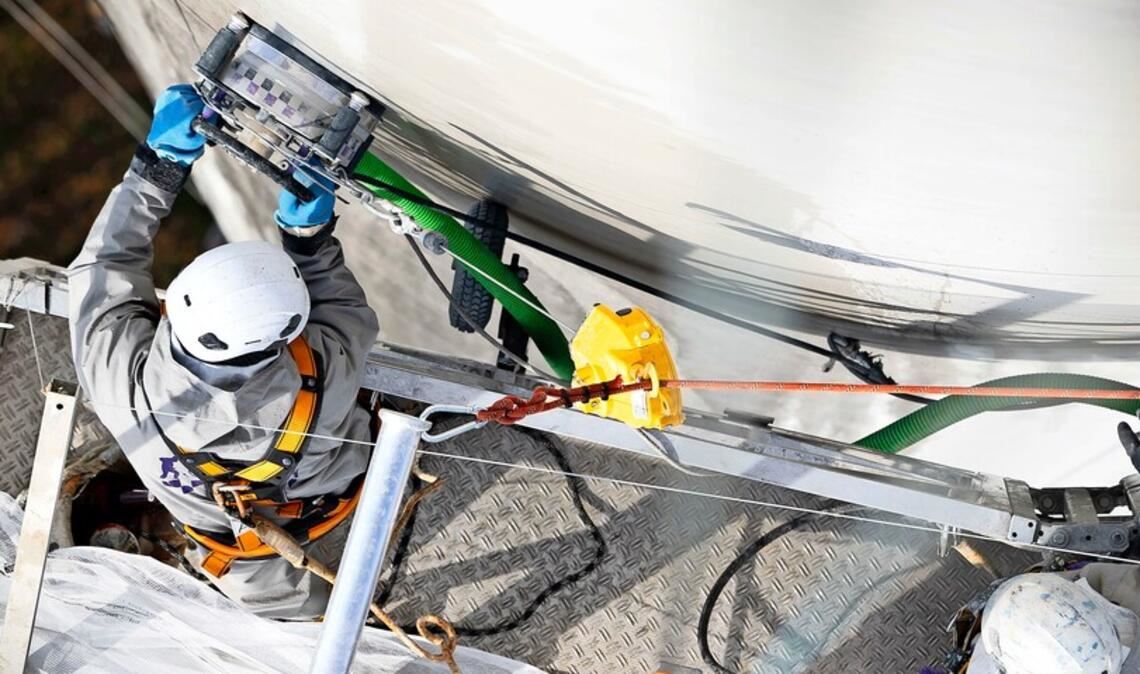 Putzeinsatz in luftiger Höhe