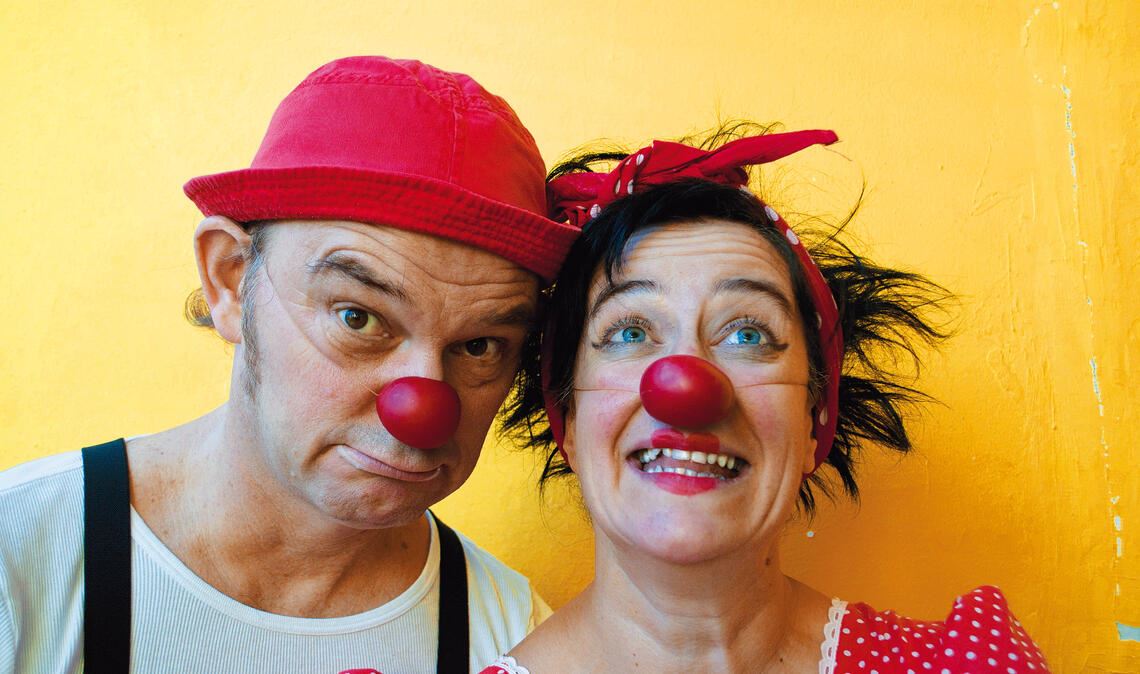 Kindertheater im Uhlandbau mit Herbert und Mimi Putzen ist nicht lustig, aber Herbert und Mimi nehmen es mit Humor. Foto: Heinz Hanuschka