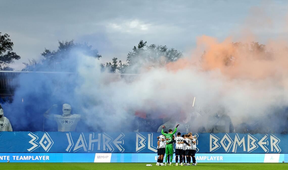 Pyroshow der Kickers-Fans im B-Block.