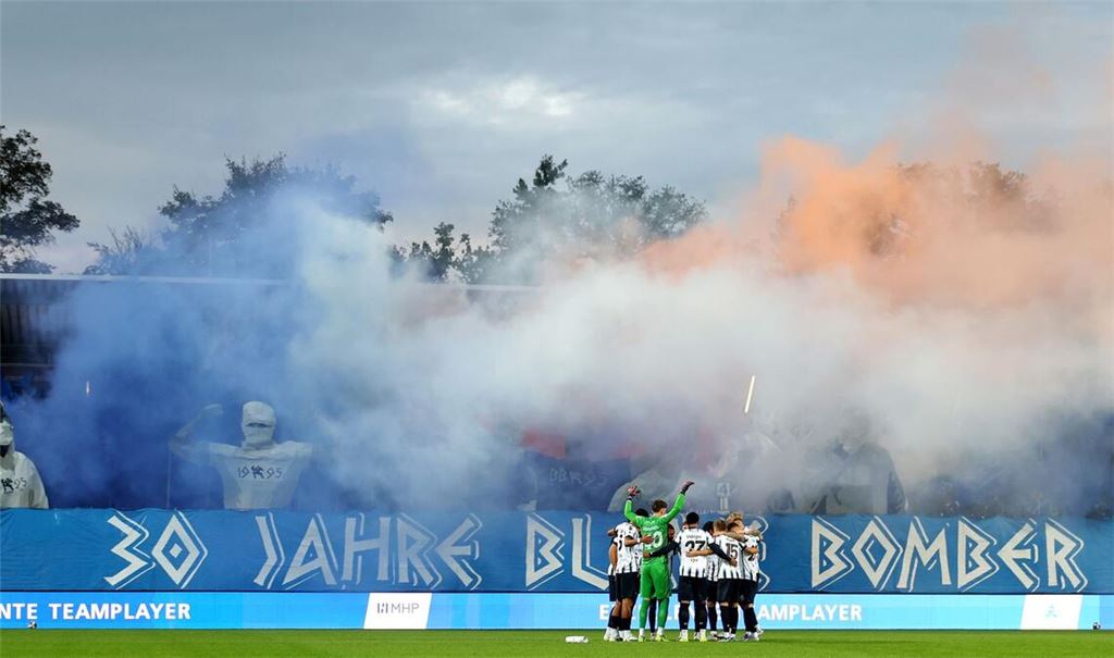 Pyroshow der Kickers-Fans im B-Block.