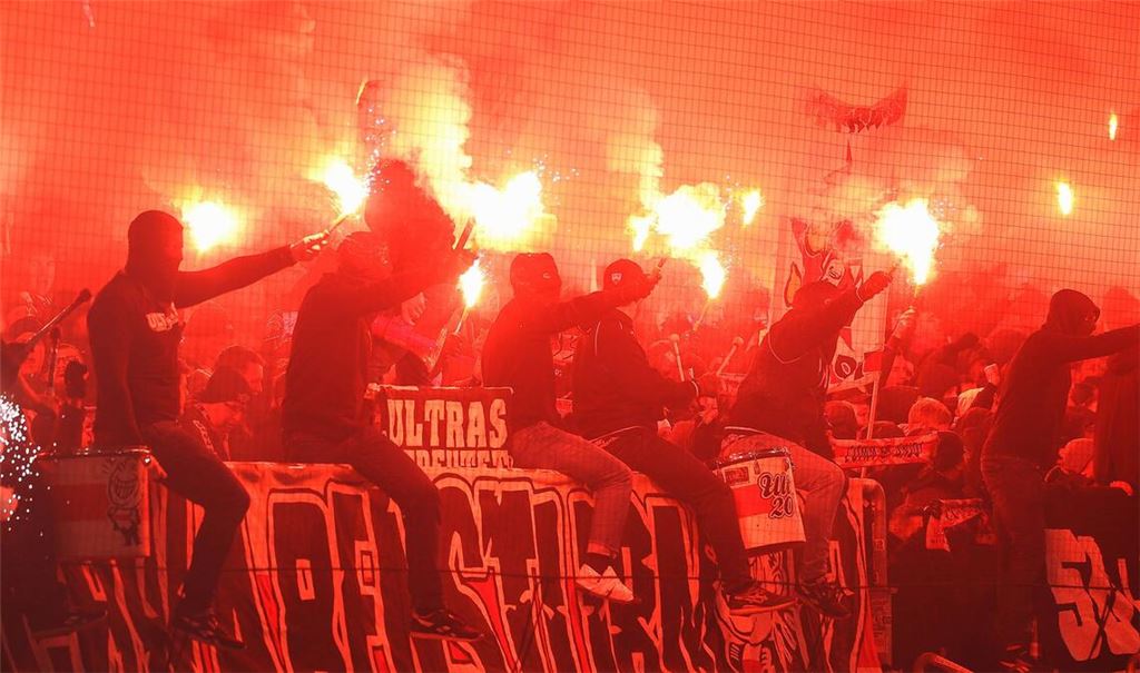 Pyrotechnik in der Cannstatter Kurve.