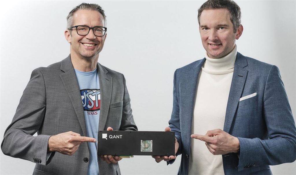 Q.ant-Chef Michael Förtsch (rechts) und Halbleiter-Experte Bruno Spruth, ehemaliger IBM-Manager, mit dem photonischen Prozessor der zweiten Generation von Q.ant.