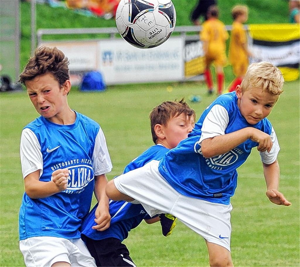 Qualifikationsturnier für den Pretema Cup als Höhepunkt beim Sportfest des FC Viktoria Enzberg; hier die Enzberger U11-Fußballer (weiße Hosen) gegen den SV Langensteinbach. Foto: Fotomoment
