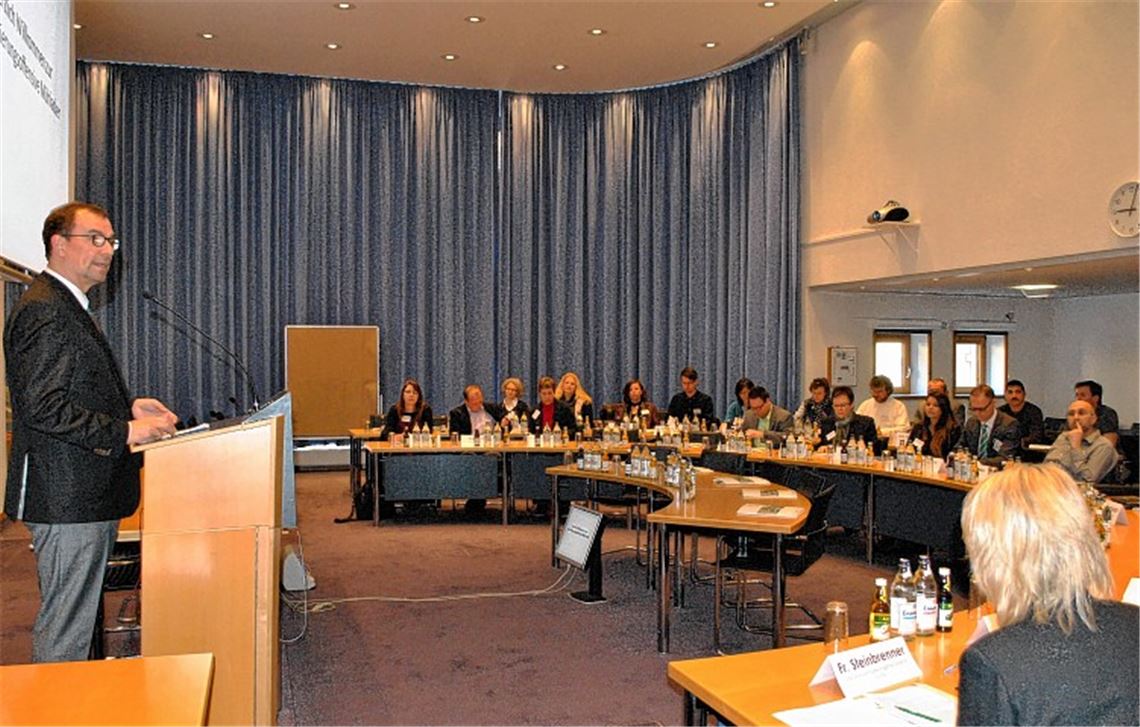 Qualifizierungsoffensive in Mühlacker: Oberbürgermeister Frank Schneider eröffnet im großen Ratssaal das zweite Treffen der Initiative.
