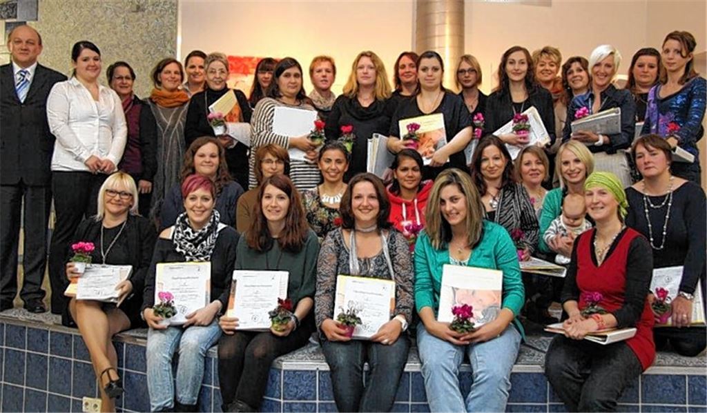 Qualitätsnachweis: 50 Tagesmütter aus der Region nehmen ihr Zertifikat entgegen.