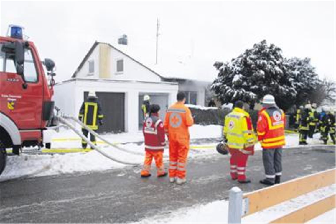Qualmwolken dringen aus dem Wohnzimmer: Eine brennende Kerze hat das Feuer an der Benzstraße in Illingen vermutlich ausgelöst. Foto: Disselhoff