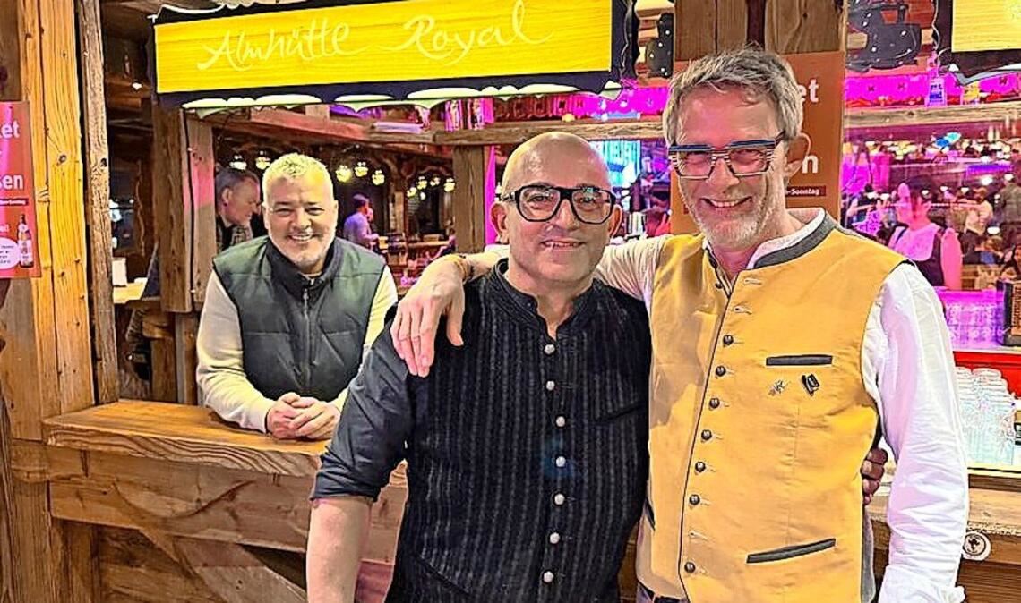 Quasi Wasen-Inventar: Mauro Deidda (Mi.) mit seinem Freund Martin Köder.