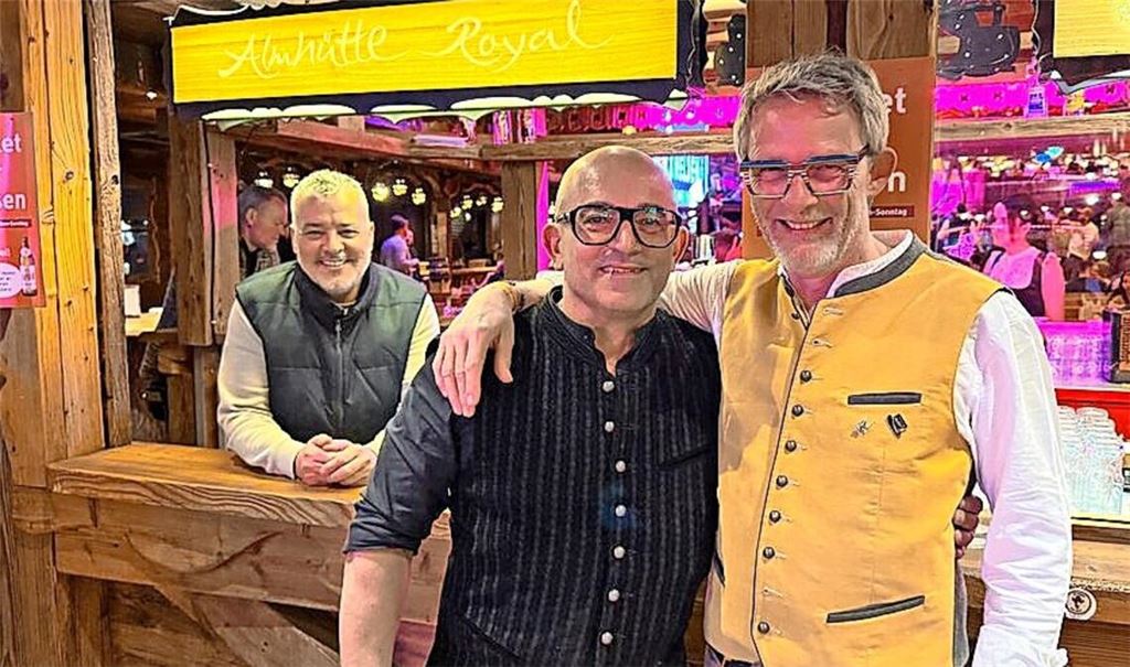 Quasi Wasen-Inventar: Mauro Deidda (Mi.) mit seinem Freund Martin Köder.