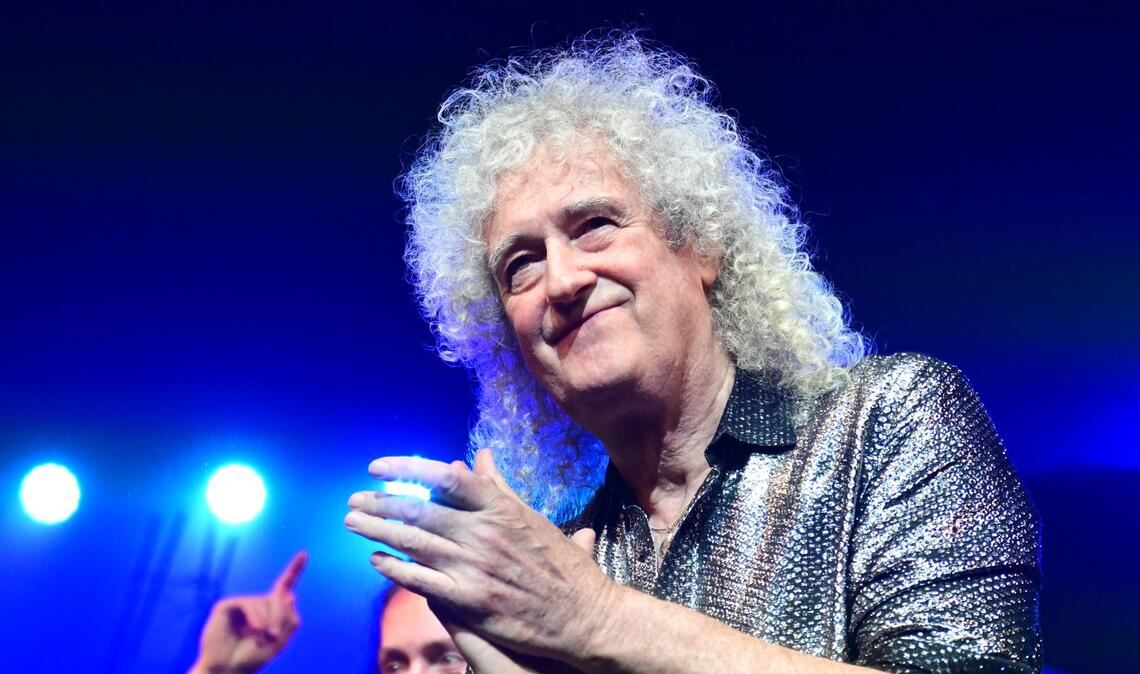 Queen Gitarrist Brian May, winkt bei der Premiere der Wiederaufnahme des Queen-Musicals „We will rock you“ im Palladium Theater in Stuttgart.