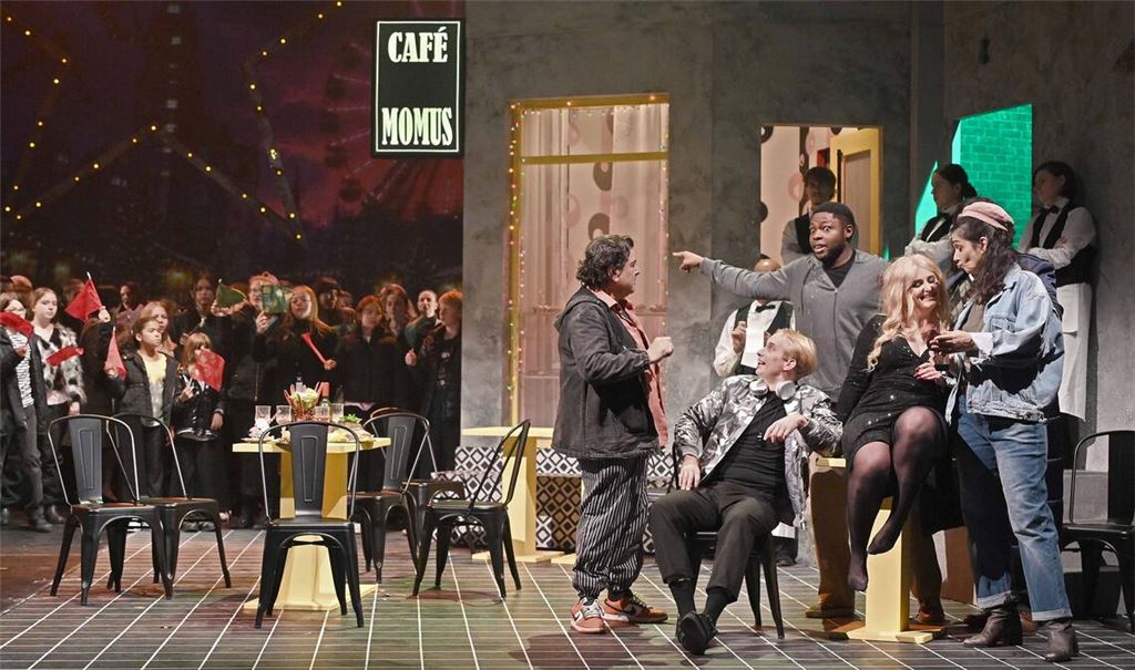 Quirliges Treiben: Szene aus „La Bohème“ beim Auftritt der Chöre mit Kindern und Jugendlichen in einer beeindruckenden Kulisse. Foto: Theater Pforzheim/Jochen Klenk
