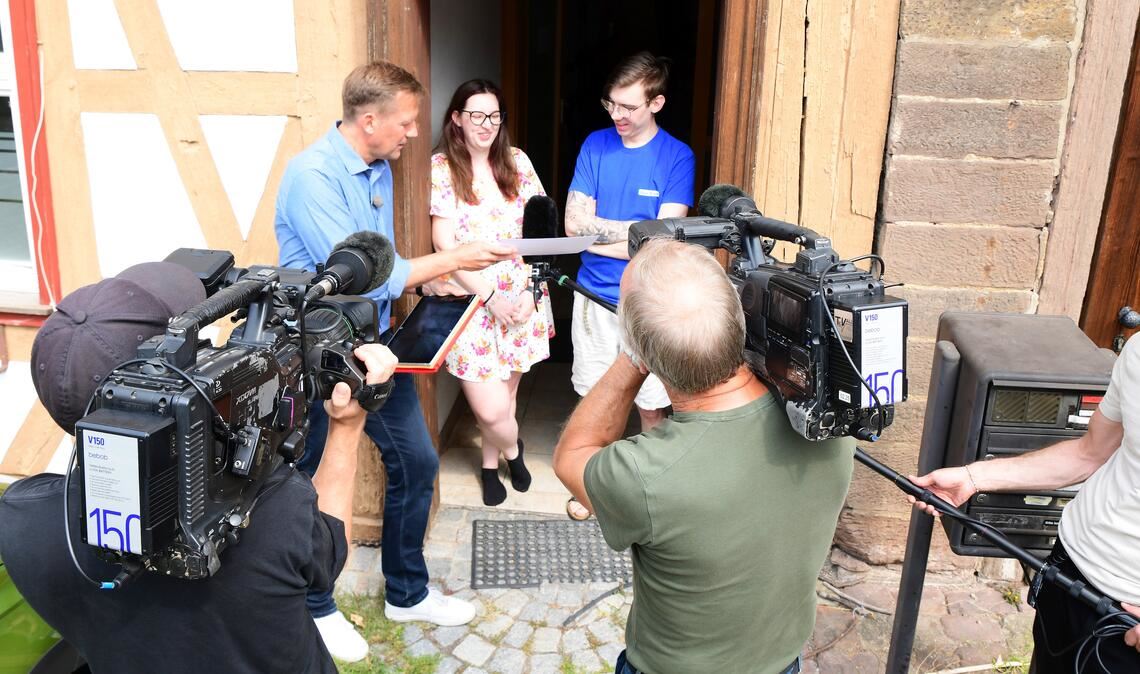 Quizzen an der Haustüre: Moderator Jens Hübschen ist mit seinem Team im Ötisheimer Ortskern unterwegs und und stellt der Anwohnerschaft knifflige Aufgaben. Fotos: Schüller