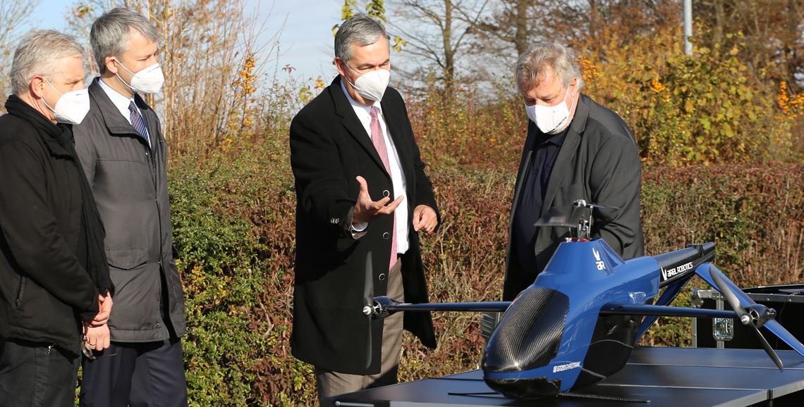 RKH-Geschäftsführer Professor Dr. Jörg Martin (v.li.), Staatssekretär Steffen Bilger und der RKH-Aufsichtsratsvorsitzende und Ludwigsburger Landrat Dietmar Allgeier lassen sich von Gernot Steenblock von der Firma Airial Robotics die Technik der Drohne erklären, die im kommenden Jahr im RKH-Kliniken-Verbund zum Transport von Laborproben eingesetzt werden soll. Fotos: Disselhoff (2), RKH (1)