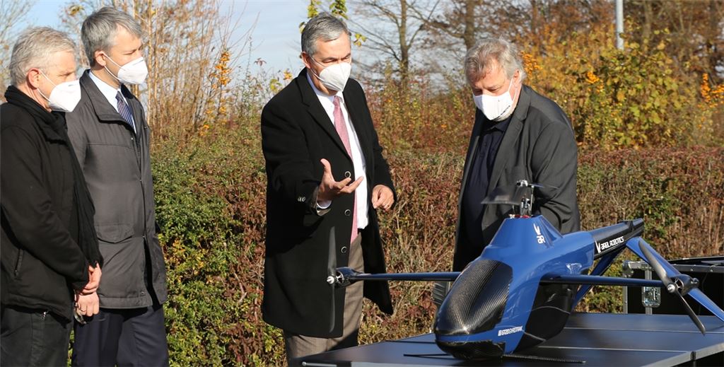 RKH-Geschäftsführer Professor Dr. Jörg Martin (v.li.), Staatssekretär Steffen Bilger und der RKH-Aufsichtsratsvorsitzende und Ludwigsburger Landrat Dietmar Allgeier lassen sich von Gernot Steenblock von der Firma Airial Robotics die Technik der Drohne erklären, die im kommenden Jahr im RKH-Kliniken-Verbund zum Transport von Laborproben eingesetzt werden soll. Fotos: Disselhoff (2), RKH (1)