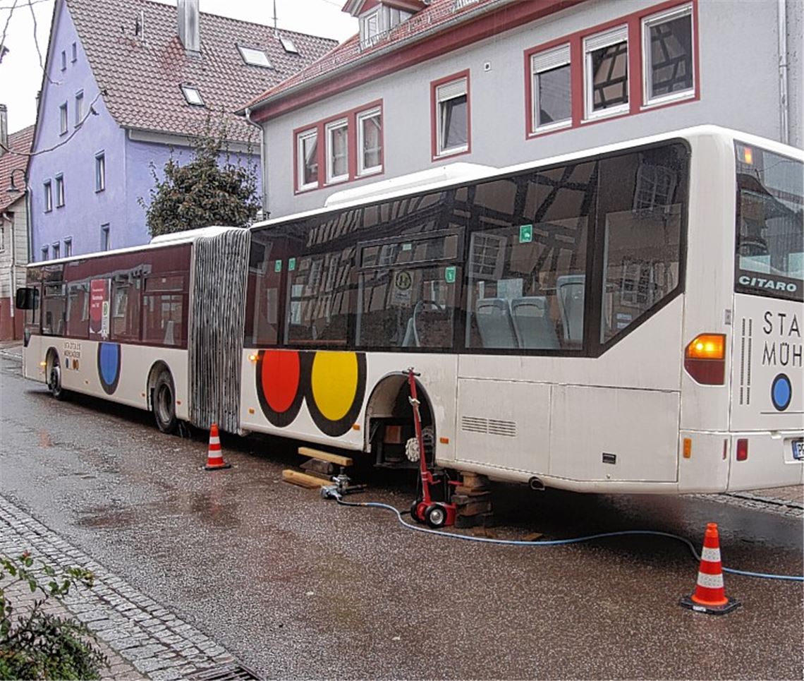 Rad ab: Nach dem Verlust eines Reifens kurz vor der Bushaltestelle „Rathaus“ in Großglattbach steht bei den Stadtbus-Verantwortlichen die Ursachenforschung im Mittelpunkt. 