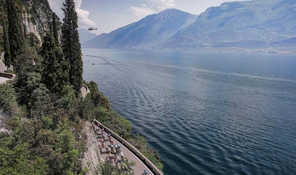 Radfahrer bei Radrennen bei der 16. Etappe des Giro d'Italia 2023 von Sabbio Chiese nach Monte Bondone. Nach einer monatelangen Trockenperiode hat es in Norditalien in den vergangenen Wochen häufig und teils sehr intensiv geregnet.