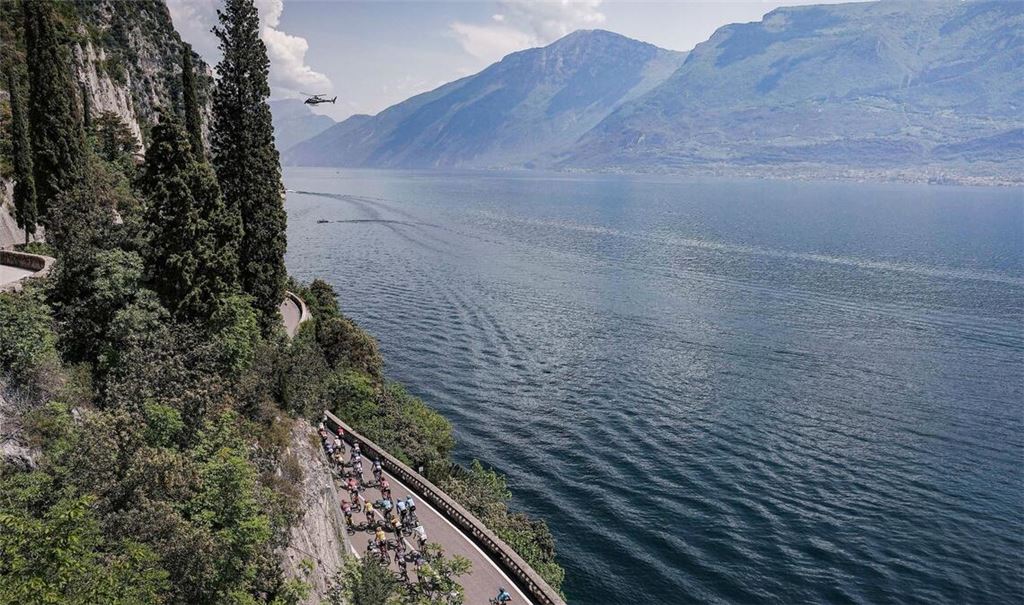 Radfahrer bei Radrennen bei der 16. Etappe des Giro d'Italia 2023 von Sabbio Chiese nach Monte Bondone. Nach einer monatelangen Trockenperiode hat es in Norditalien in den vergangenen Wochen häufig und teils sehr intensiv geregnet.