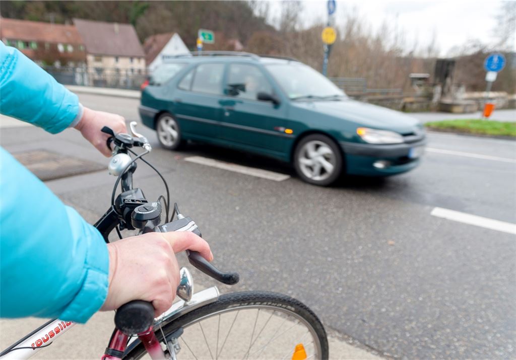 Radfahrer, die über den Dammweg aus Richtung der Enzgärten kommen, müssen an der Enzbrücke die Herrenwaagstraße überqueren.Fotomoment
