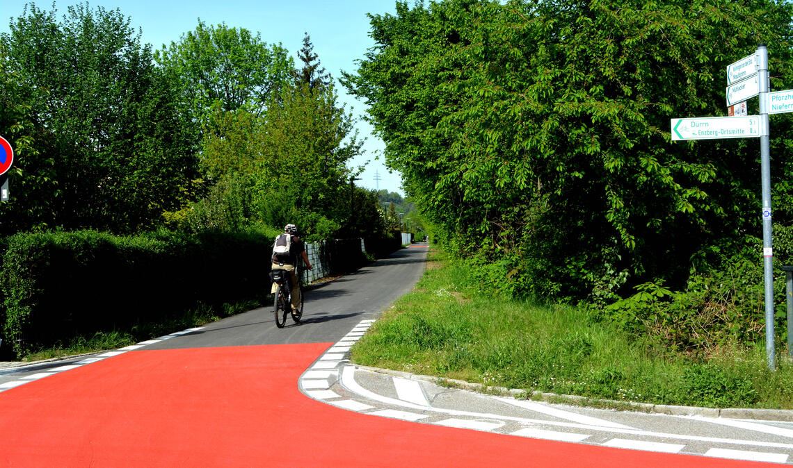Radfahrer haben auf der ersten Fahrradstraße im Enzkreis Vorrang. Fotos: Stahlfeld