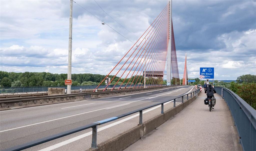 Radfahrer sind auf der Friedrich-Ebert-Brücke (Rheinbrücke Nord) unterwegs. Die wichtige Ost-West-Autobahnbrücke ist ab sofort dicht: Wegen Schäden am Tragwerk sperrt die Autobahn GmbH die A565-Rheinbrücke Bonn-Nord.