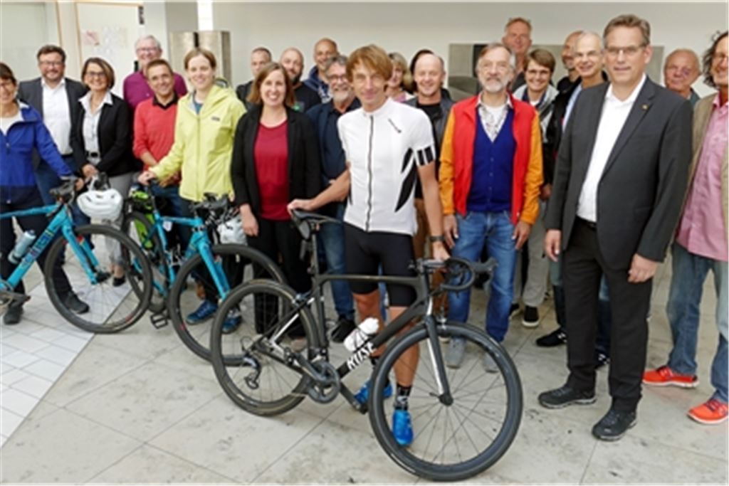 Radfahrer versammelt die Erste Landesbeamtin Hilde Neidhardt (Mitte) bei der Preisverleihung „Stadtradeln“ um sich. Foto: Roth