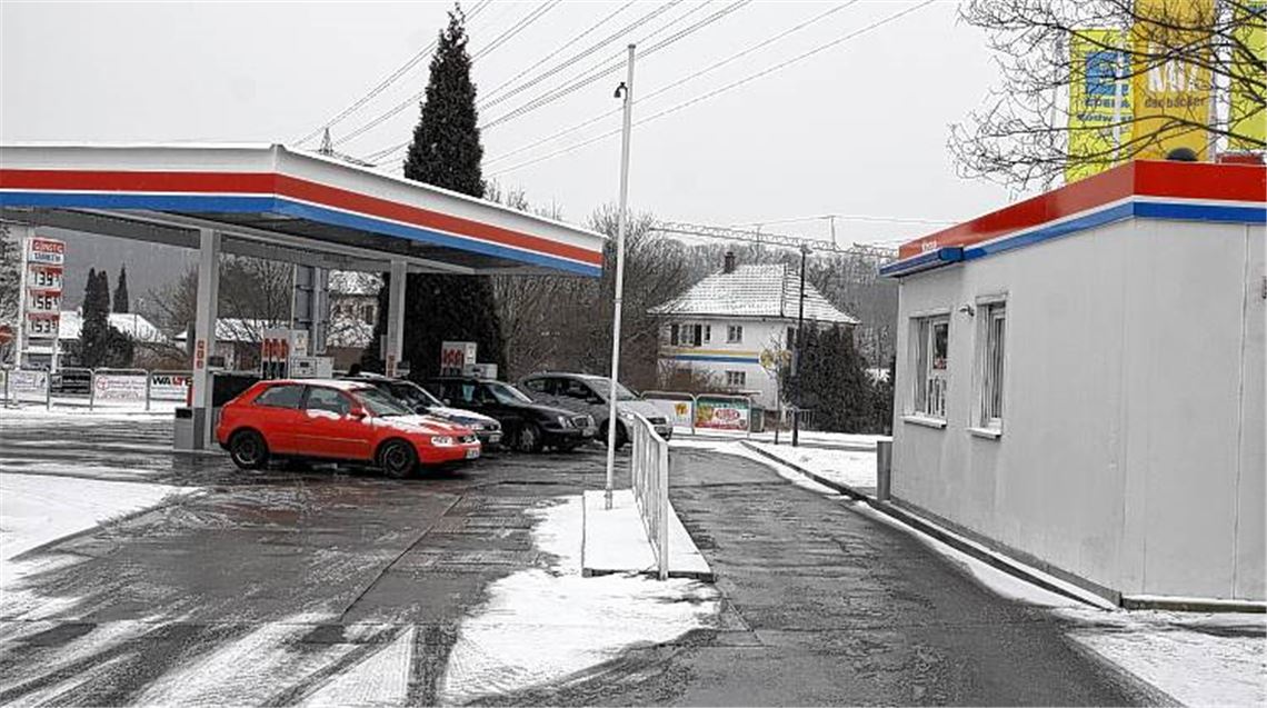 Räuber überfallen die 18-jährige Mitarbeiterin und Auszubildende der freien Tankstelle an der Kreuzung Lienzinger Straße/Vetterstraße in ihrem Kassencontainer (rechts im Bild). 
