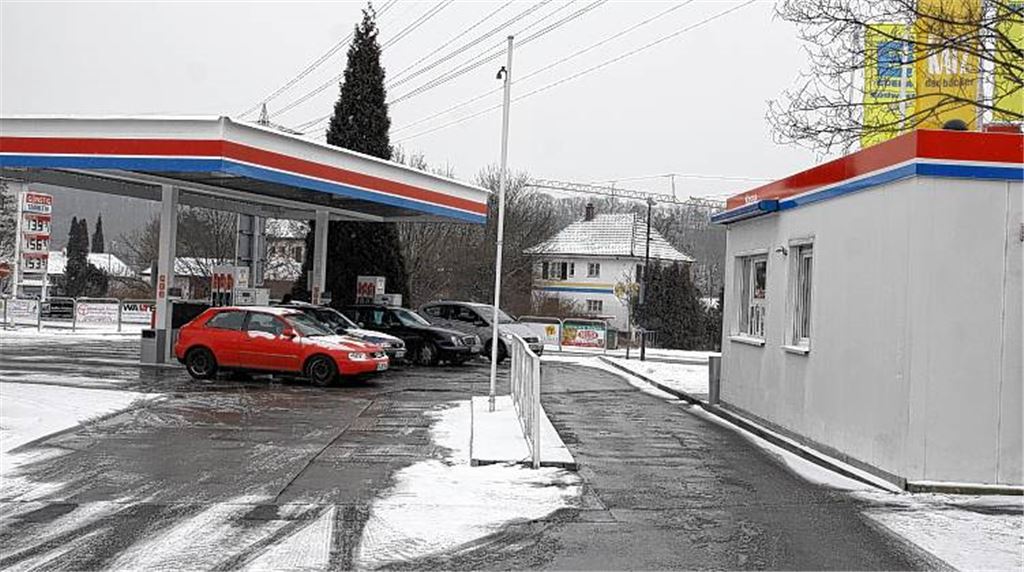 Räuber überfallen die 18-jährige Mitarbeiterin und Auszubildende der freien Tankstelle an der Kreuzung Lienzinger Straße/Vetterstraße in ihrem Kassencontainer (rechts im Bild). 