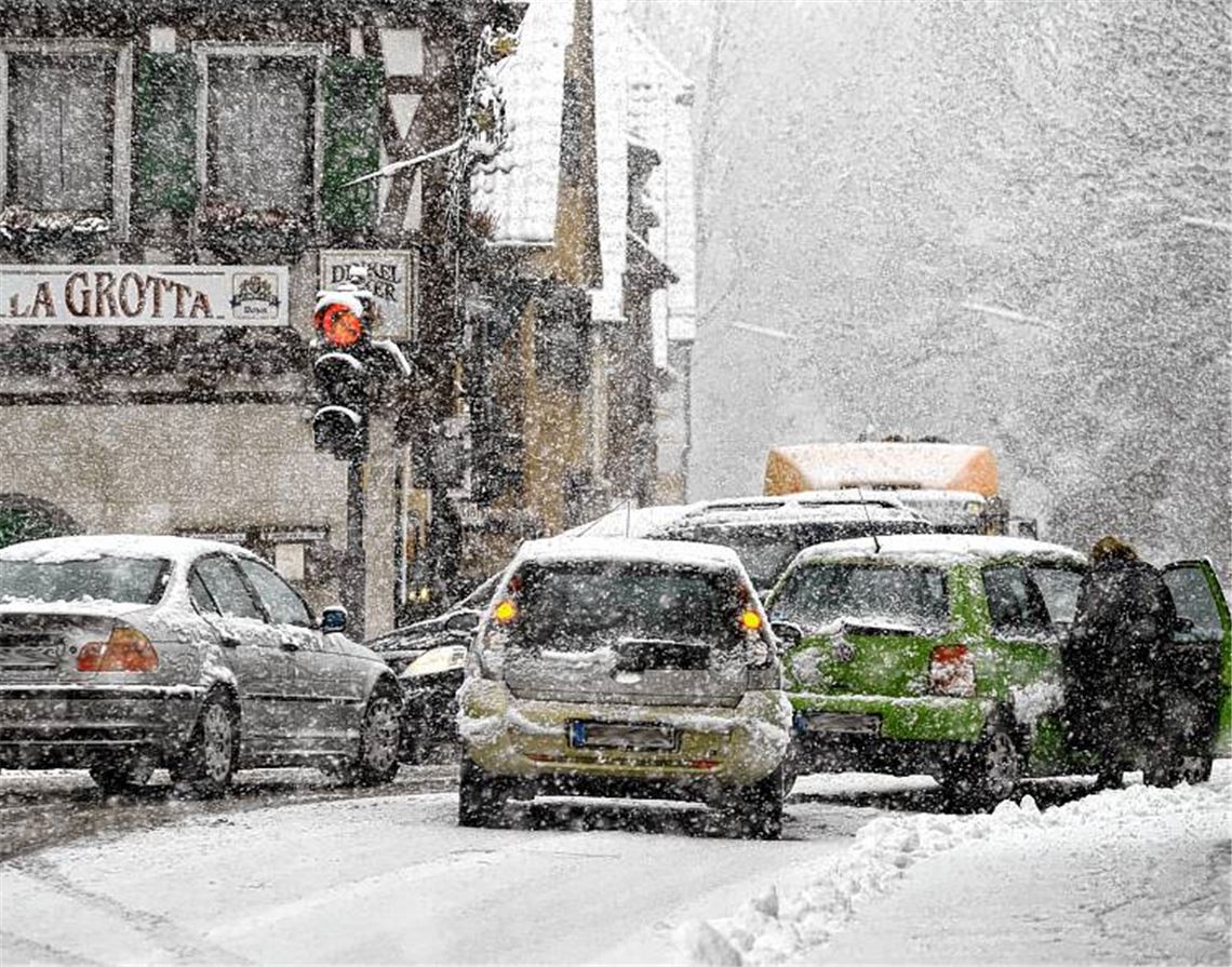 Räumdienste im Dauereinsatz: Der Wintereinbruch sorgt nicht nur an der Enzbrücke in Dürrmenz für Rutschpartien (li.), sondern auch auf der B35 bei Lienzingen und in Ötisheim. 