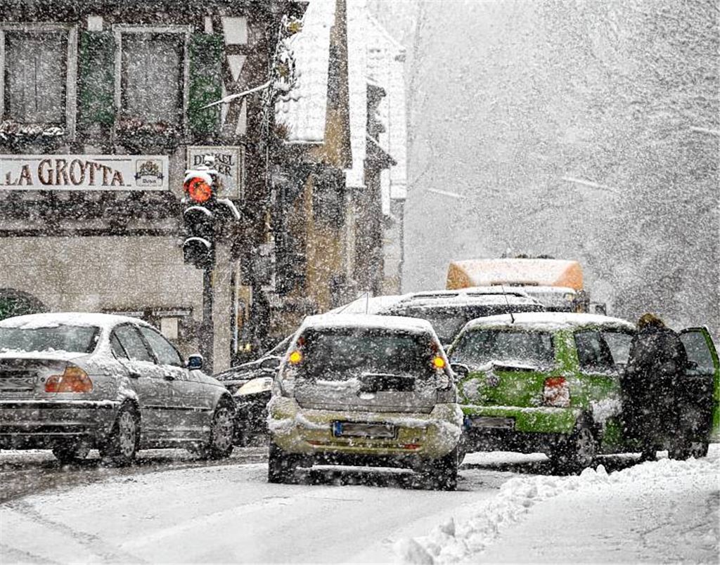 Räumdienste im Dauereinsatz: Der Wintereinbruch sorgt nicht nur an der Enzbrücke in Dürrmenz für Rutschpartien (li.), sondern auch auf der B35 bei Lienzingen und in Ötisheim. 