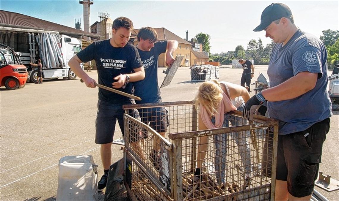 Rafael Selinger, Manuel Selinger, Lena Veljkovic und Marc Burger (vorne v.li.) gehören zum harten Kern, der das Fest vorbereitet.