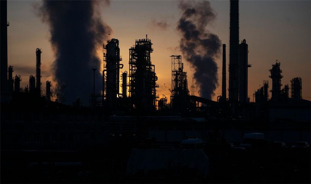 Raffinerie in Deutschland: Preise für Rohöl auf dem Weltmarkt kräftig gestiegen.