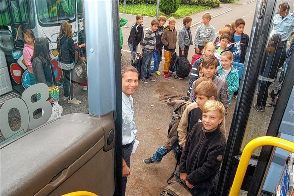 Raimund Bauer von der Polizei macht Fünftklässler auf die möglichen Gefahren rund um den Bus aufmerksam.