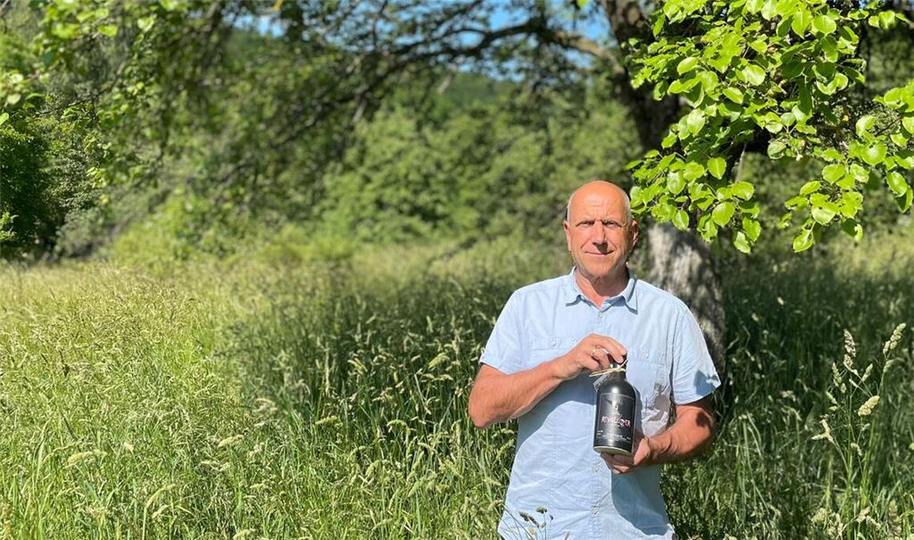 Rainer Falk und sein „Revoluzzer“, für den er Obst aus den Diefenbacher Streuobstwiesen verwendet. Foto: privat