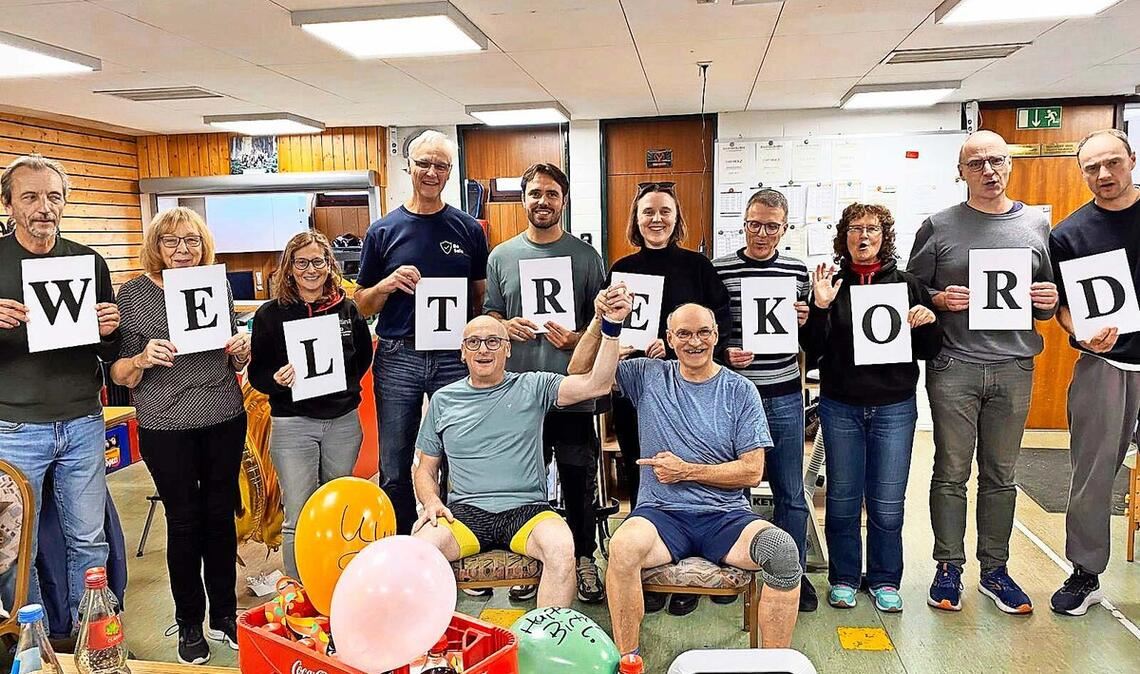 Rainer Hagenlocher (vorne links) und Uwe Luckscheiter (vorne rechts) haben den Weltrekord im 24-Stunden-Kegeln mit Unterstützung zahlreicher Helfer vorzeitig geknackt.