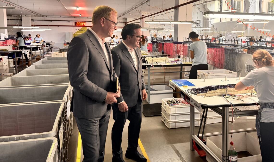 Rainer Lindner (li.) und Tim Wenniges besichtigen im Juli 2025 mit ihrer Delegation den deutsch-tschechischen Kabelbaumhersteller Time & Space in Stryj in der Region Lwiw.