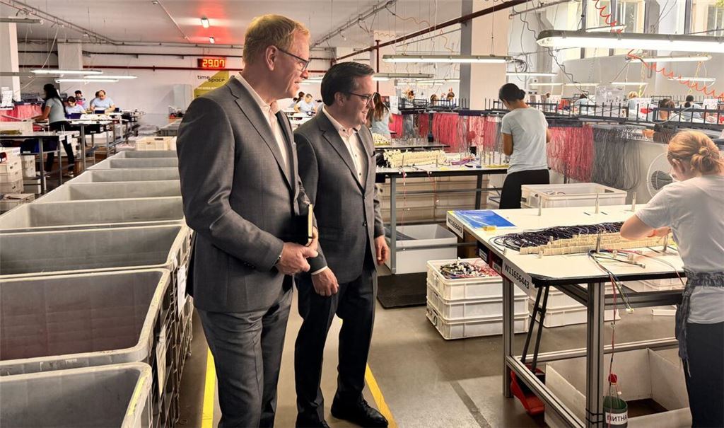 Rainer Lindner (li.) und Tim Wenniges besichtigen im Juli 2025 mit ihrer Delegation den deutsch-tschechischen Kabelbaumhersteller Time & Space in Stryj in der Region Lwiw.
