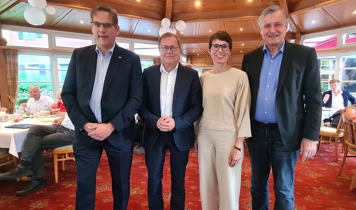 Rainer Semet (2.v.li.) wird Direktkandidat der FDP im Wahlkreis Pforzheim/Enzkreis für die Bundestagswahl 2025. Mit ihm präsentieren sich der Landtagsabgeordnete Professor Dr. Erik Schweickert (li.), Judith Skudelny, Generalsekretärin der Landes-FDP, und der Kreisvorsitzende sowie FDP-Fraktionschef im Landtag Dr. Hans-Ulrich Rülke. Foto: Peche