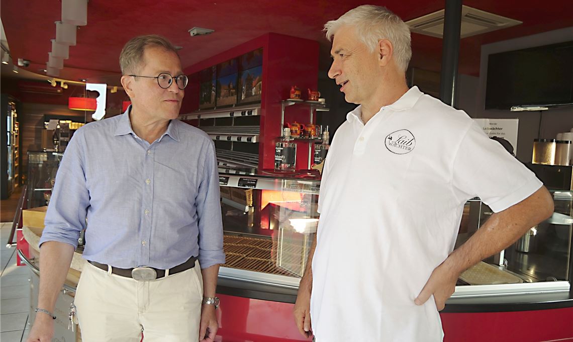 Rainer Semet im Gespräch mit Bäckermeister Martin Reinhardt (re.). Foto: Friedrich