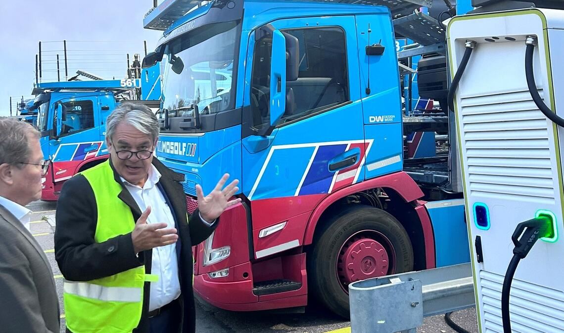 Rainer Semet (li.) und Dr. Jörg Mosolf begutachten die Illinger Flotte. Foto: privat