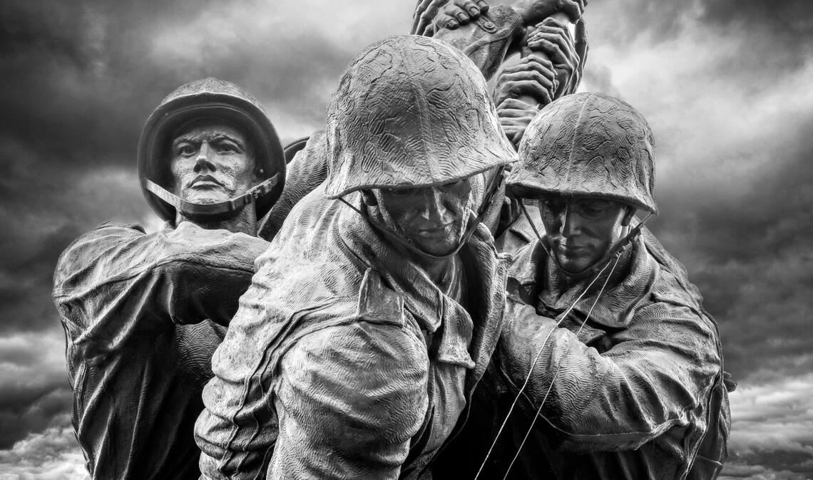 „Raising the Flag on Iwo Jima“: Detail des Kriegerdenkmals des United States Marine Corps War Memorial nahe dem Nationalfriedhof Arlington in Rosslyn, Virginia.