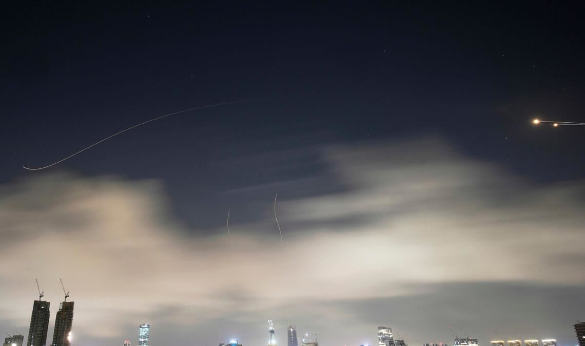 Raketenabwehr feuert, um Raketen aus dem Iran über Tel Aviv abzufangen.