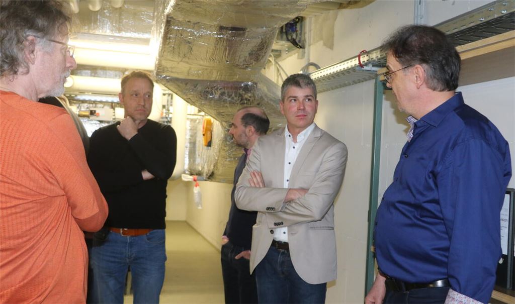 Ralf Benken (re.) will zwischen der Gemeinde und dem künftigen Steuerungstechniker vermitteln. Foto: Deeg