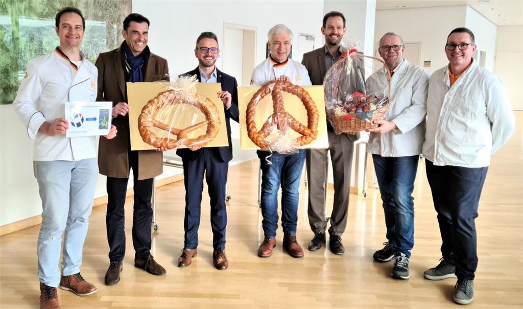 Ralf Jäckle (v.li.), Frank Herrmann, OB Peter Boch, Martin Reinhardt, Landrat Bastian Rosenau, Andreas Beyer und Armin Dobler. Foto: Peche