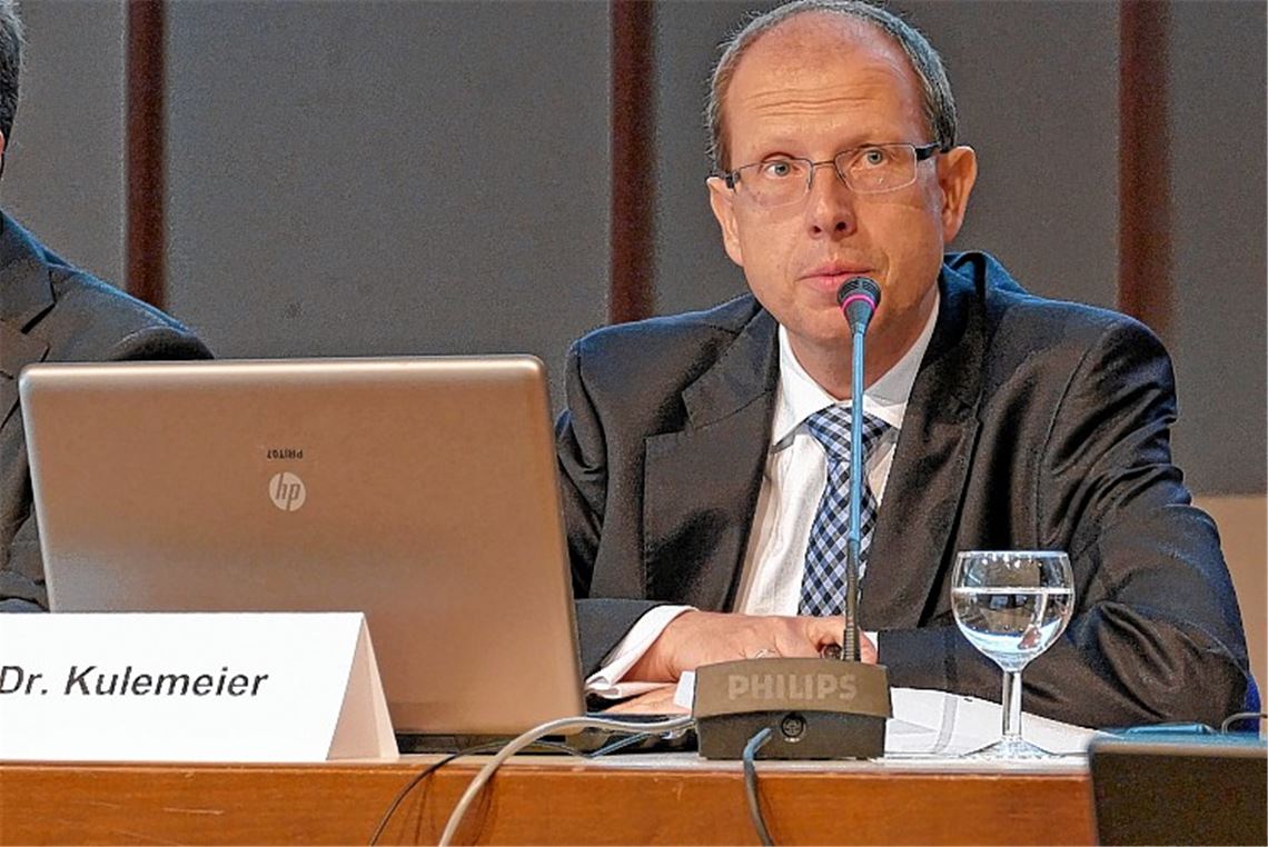 Ralf Kulemeier führt in die Regularien der Hauptversammlung ein.
