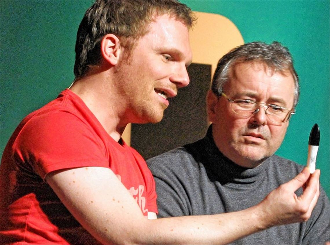 Ralf Schmitz (li.) improvisiert mit Frank aus dem Publikum eine Verkaufsshow mit Waren aus einer Publikumssammlung. Dabei interpretiert er den Lipgloss doppeldeutig als Lustbringer. Foto: Hansen
