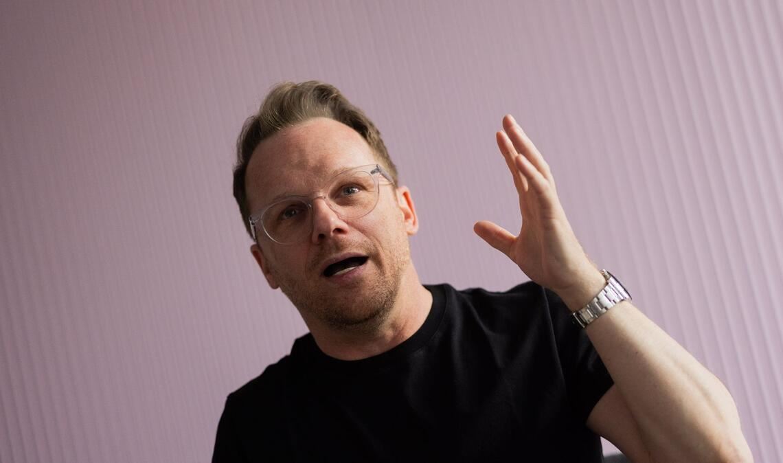 Ralf Schmitz setzt auf Tempo, Improvisation und seinen typischen schnellen Humor.