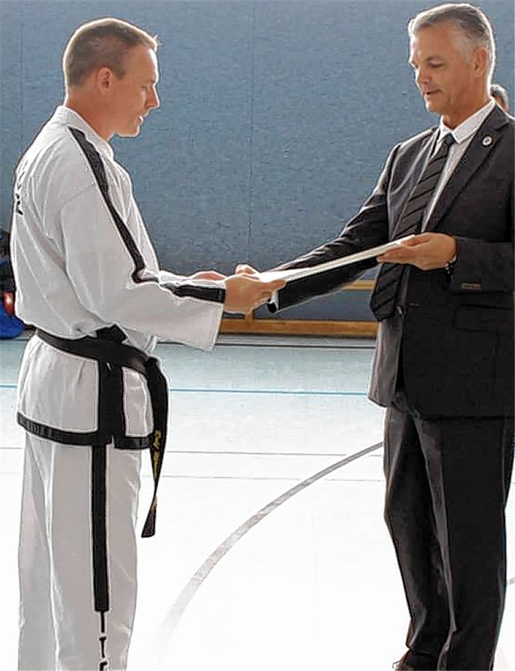 Ralf Ufrecht aus Schützingen (li.) erhält seine Graduierung zum 7. Dan.