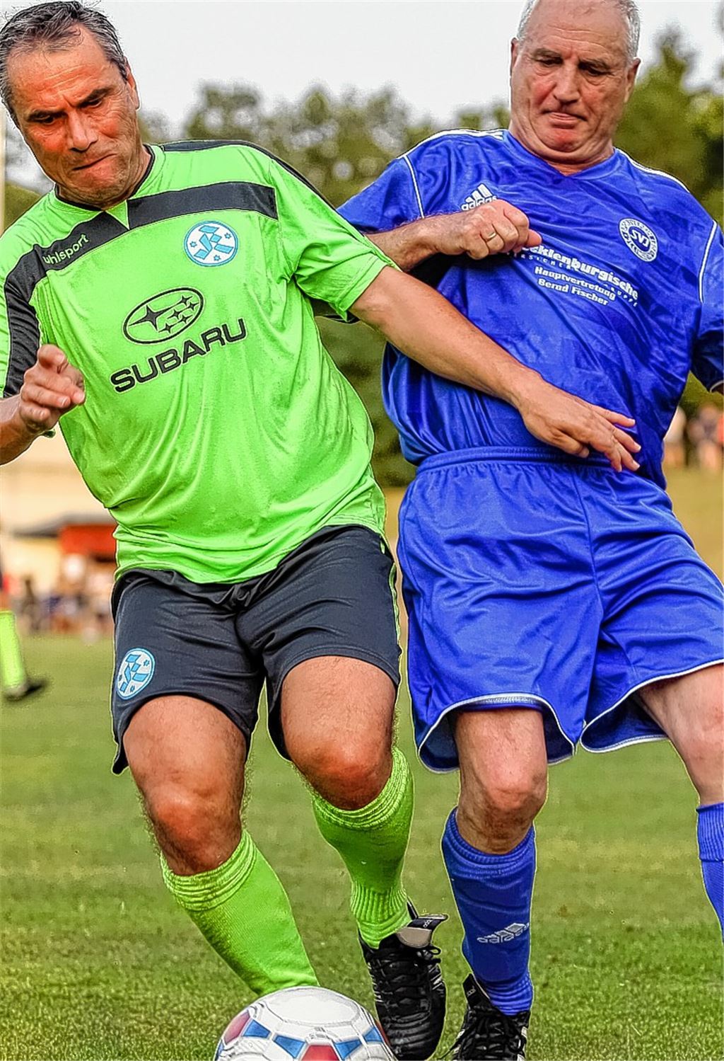 Ralf Vollmer (Stuttgarter Kickers AH, li.) und Peter Knöller (SV Illingen AH) im Laufduell um dem Ball.