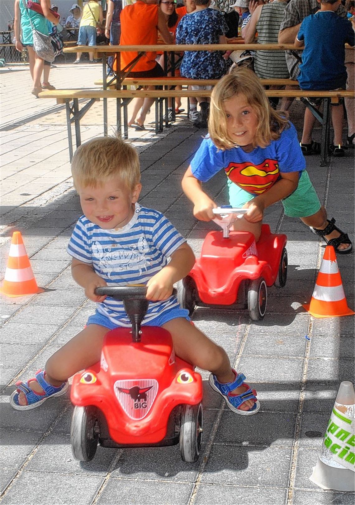 Rallye-Spaß auf dem Schulhof.