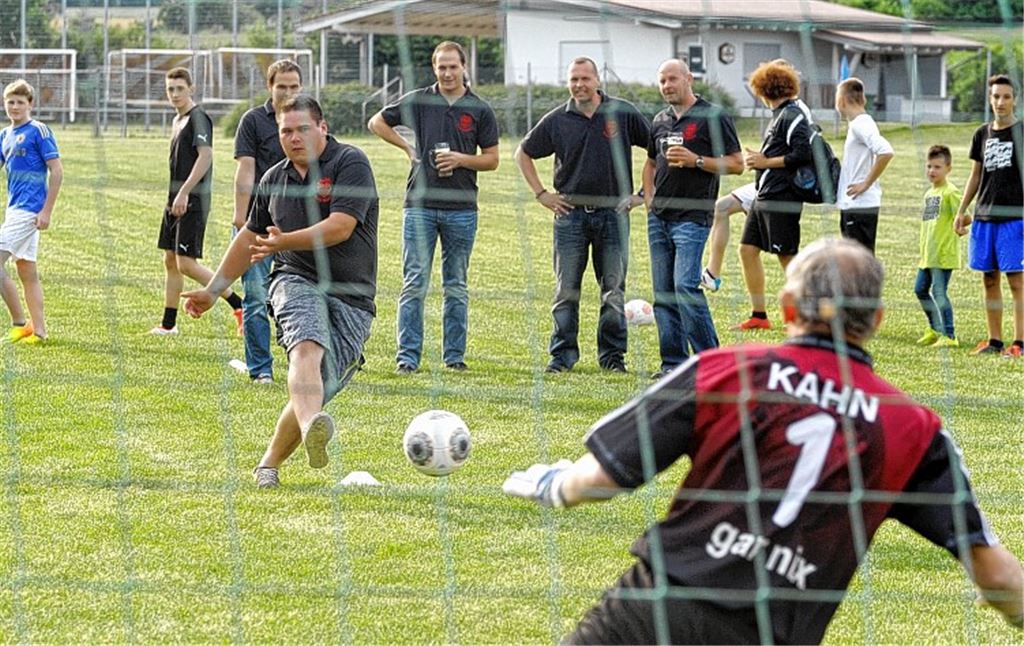 Ralph Augenstein „kahn“ mehr als sein Trikot vermuten lässt. Der langjährige Torwart ahnt die Ecke, in die Tim Burkhart vom Team des VfB-Fanclub schießt. Foto: Fotomoment