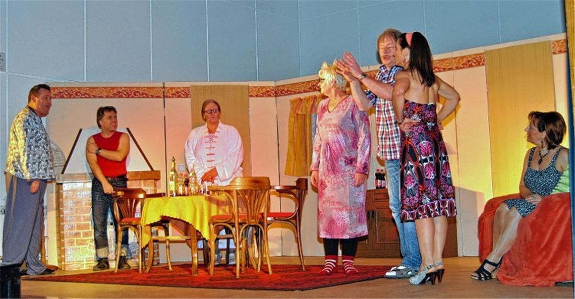 „Rambazamba am Lido Makkaroni“: Viel zu lachen gibt es in der voll besetzten Knittlinger Stadthalle mit der Theatergruppe „Dunnawedda“. Foto: Haller